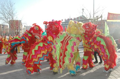 酒泉市2011年元宵節(jié)社火匯演期間，部分社火隊來公司拜年