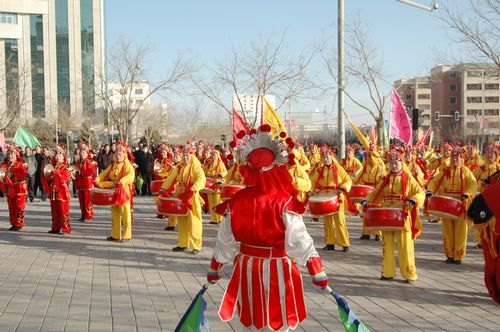 酒泉市2011年元宵節(jié)社火匯演期間，部分社火隊來公司拜年
