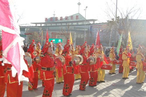 酒泉市2011年元宵節(jié)社火匯演期間，部分社火隊來公司拜年