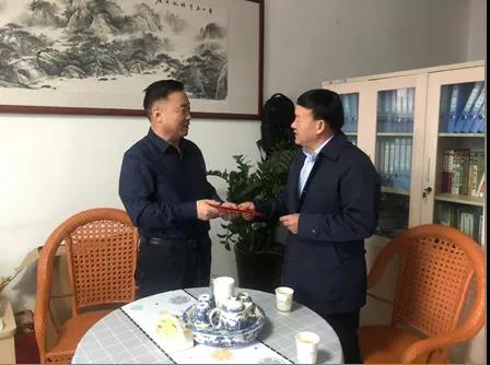 敦煌種業(yè)領(lǐng)導(dǎo)看望慰問公司老干部、老黨員及困難黨員職工