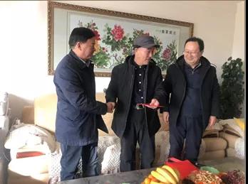敦煌種業(yè)領(lǐng)導(dǎo)看望慰問公司老干部、老黨員及困難黨員職工