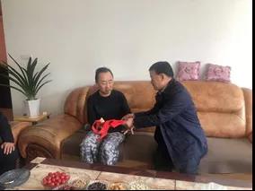敦煌種業(yè)領(lǐng)導(dǎo)看望慰問公司老干部、老黨員及困難黨員職工
